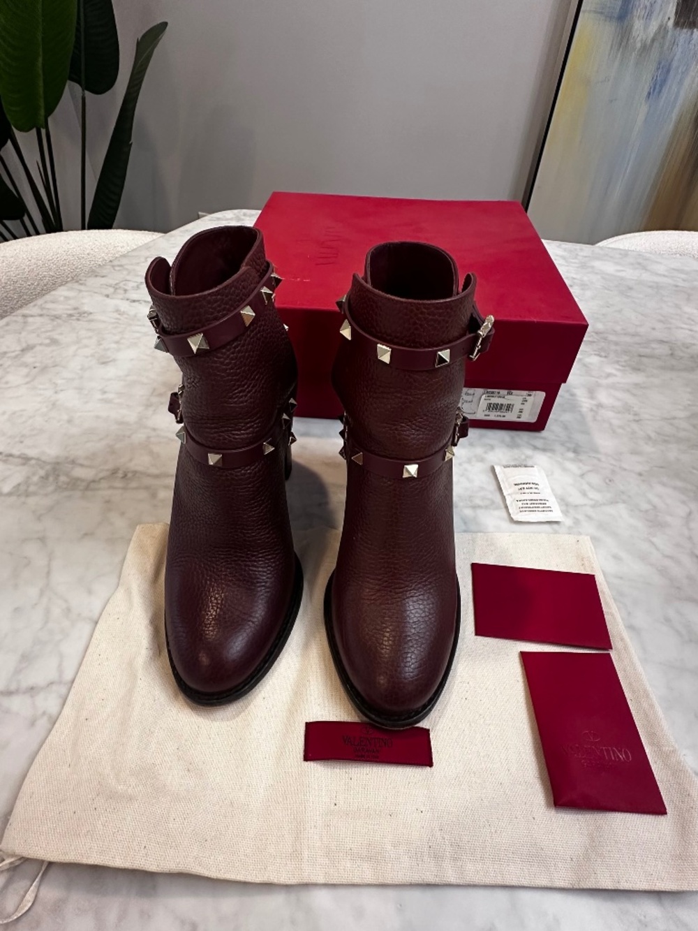 Used Valentino Rockstud bootie/wine/ size 38 1/2, heel 100m